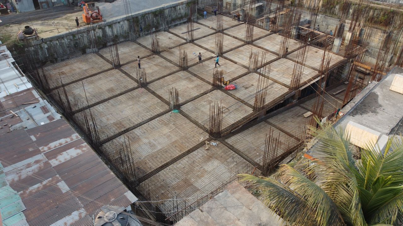 closw onstruction workers at a large building site