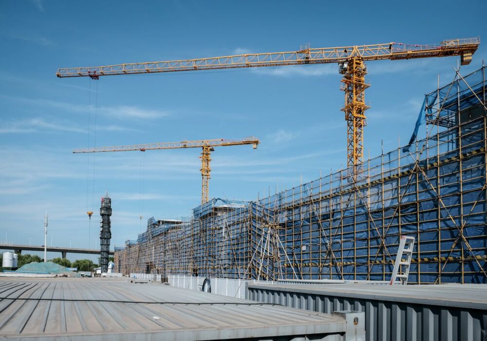 Several factors influence project costs: building size, materials, site conditions, labor availability, and local regulations. Additionally, specialized requirements like cold storage, clean rooms, or vibration control can impact budgets. CLOSW Construction provides transparent cost estimates with clear breakdowns.